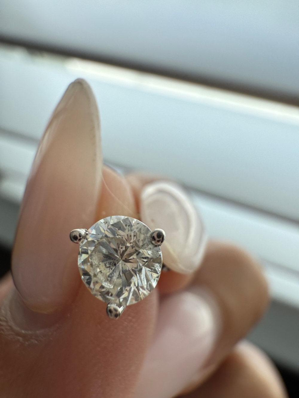 Elegant 1 carat diamond Earrings, earth mined